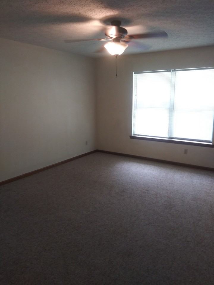822 Village Dr - Photo 4 of 7