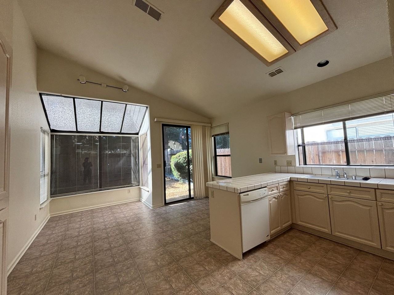 4909 Felicia Way - Photo 5 of 21