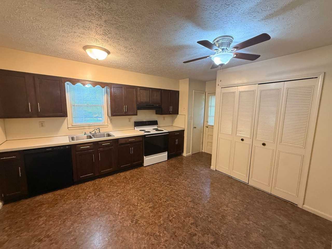 6201 Lynnchester Dr - Photo 4 of 16