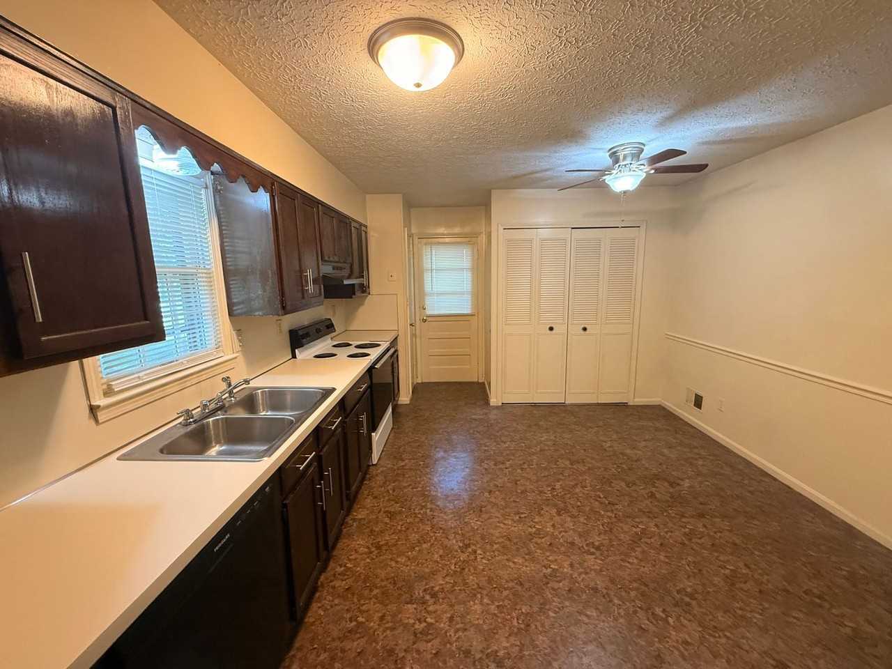 6201 Lynnchester Dr - Photo 5 of 16