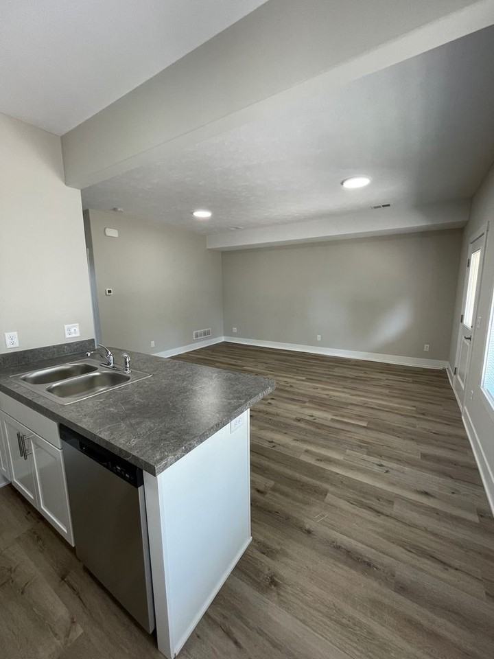 487 W Southern Ave - Photo 7 of 8
