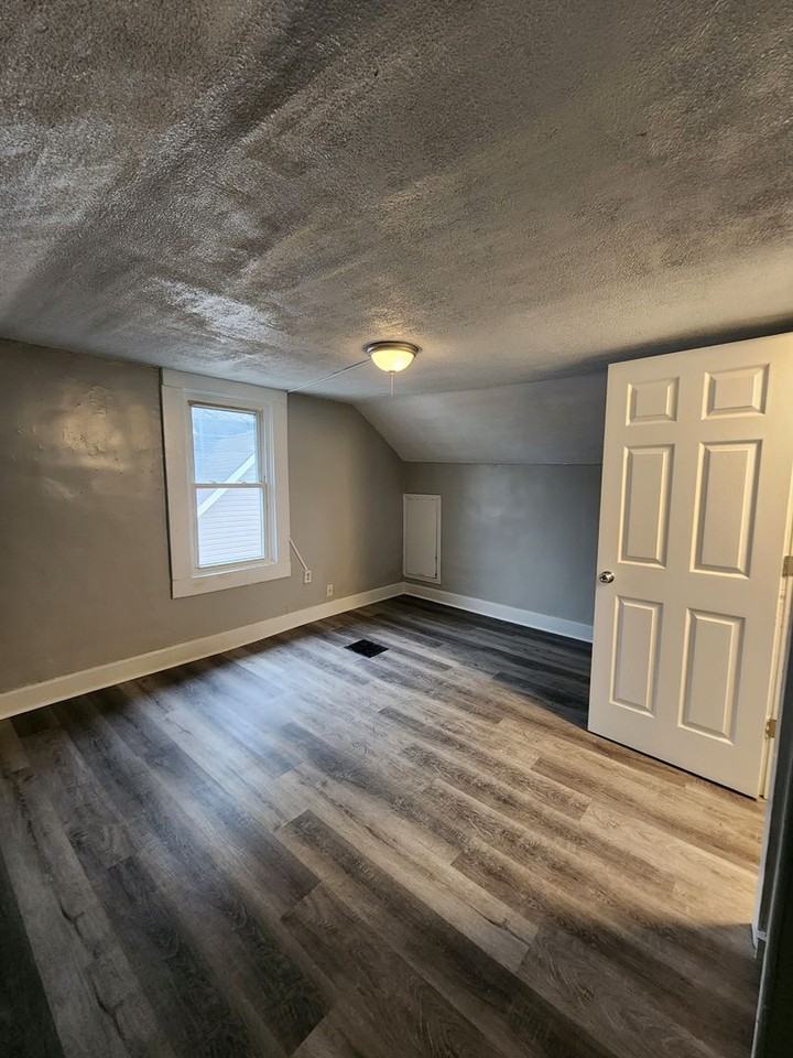 316 S Oakland Ave - Photo 3 of 12