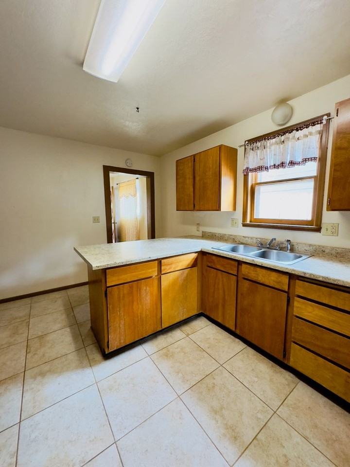 510 S Ash St - Photo 4 of 9
