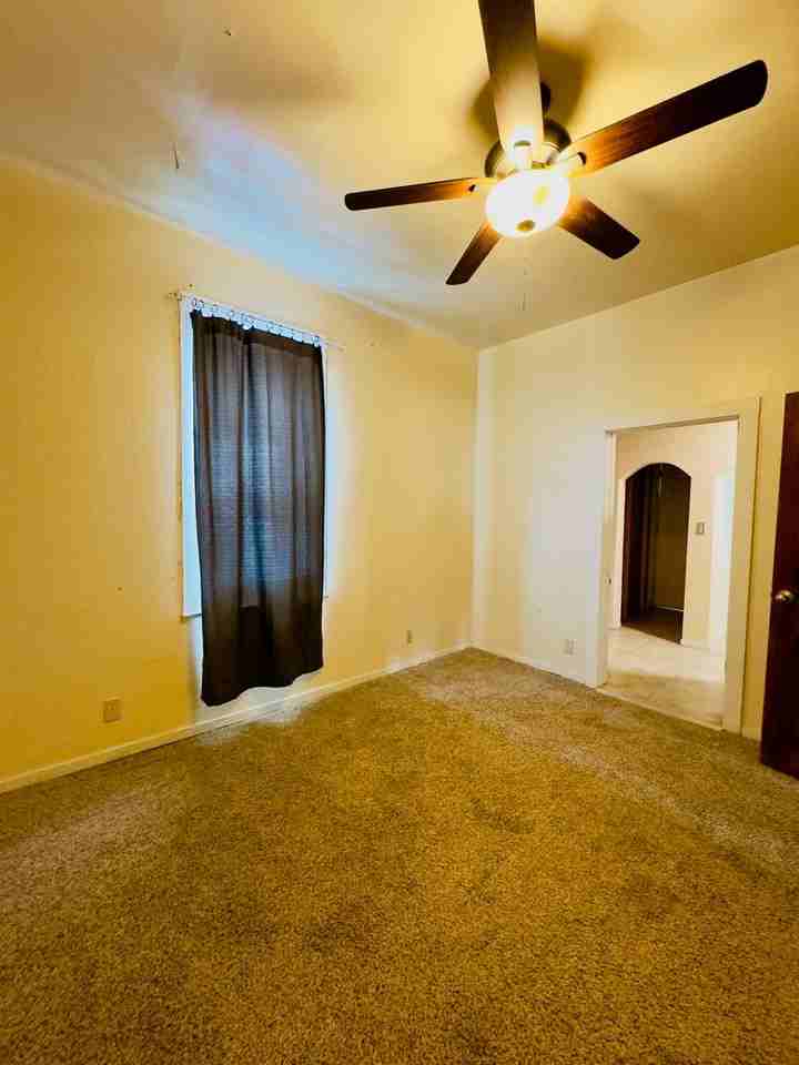 510 S Ash St - Photo 5 of 9