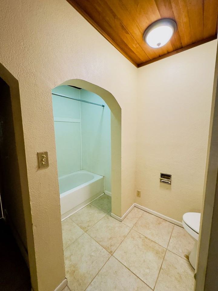 510 S Ash St - Photo 6 of 9