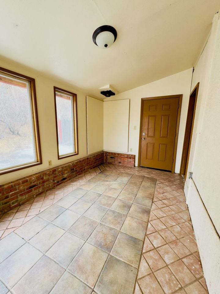 510 S Ash St - Photo 7 of 9