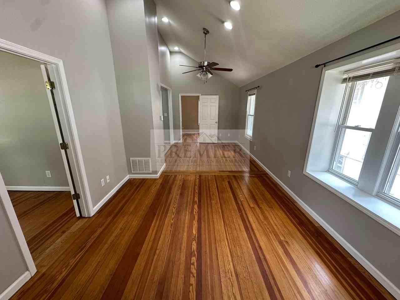 4621 Terrace St - Photo 3 of 15