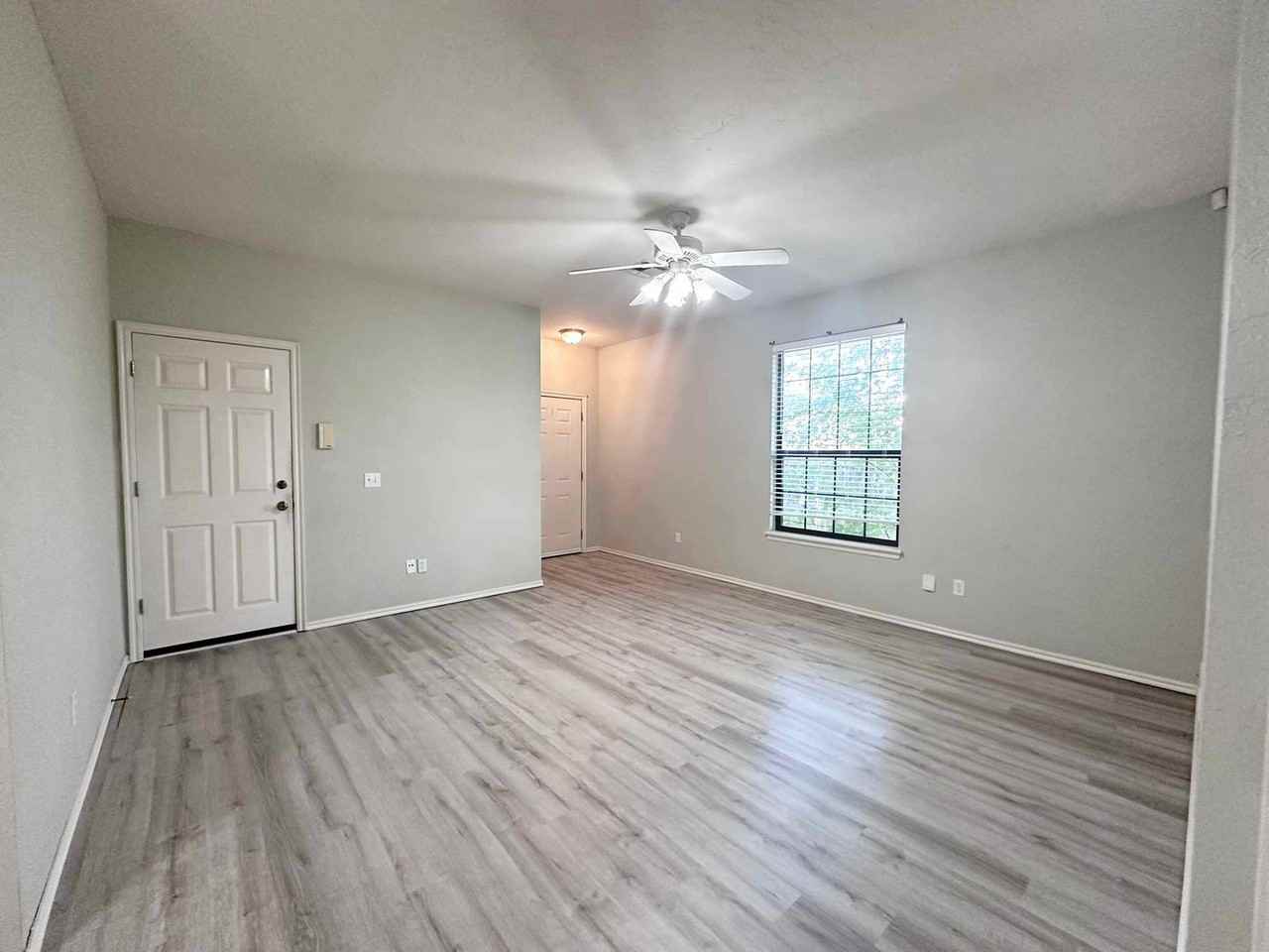 10000 Shadowview Dr - Photo 3 of 16