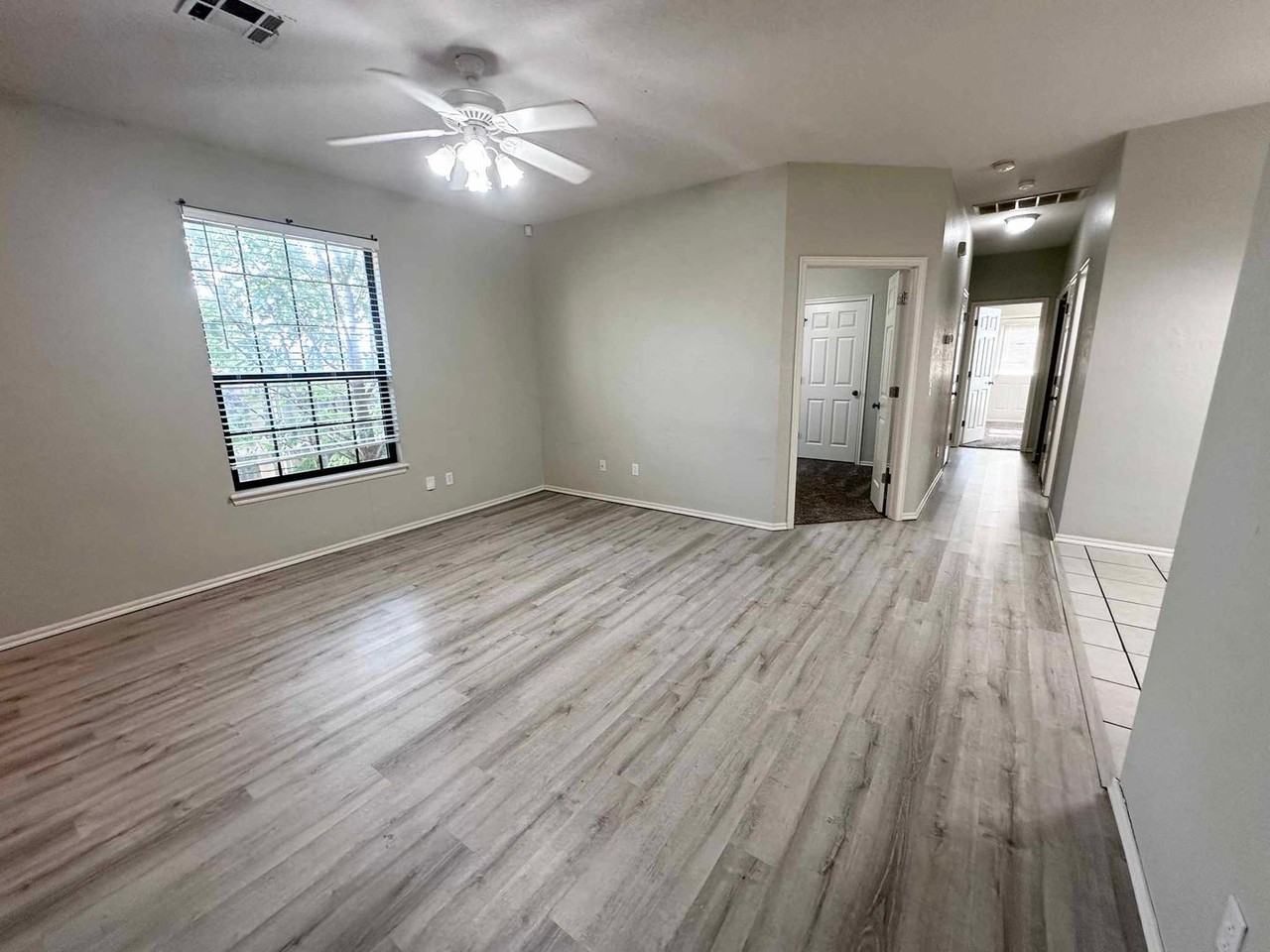 10000 Shadowview Dr - Photo 4 of 16