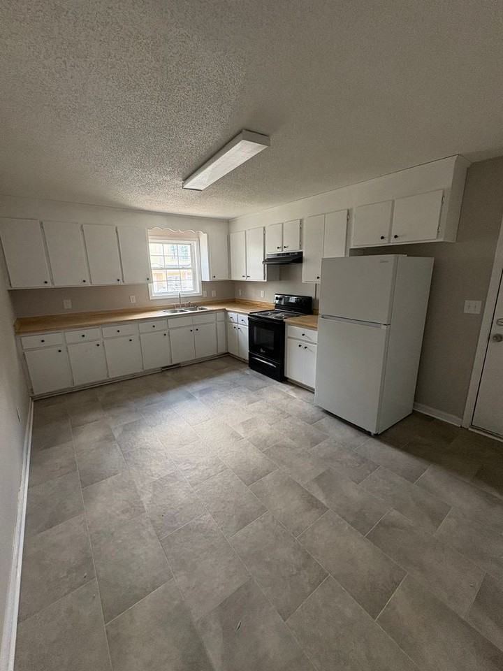 104 Bruce St - Photo 3 of 10