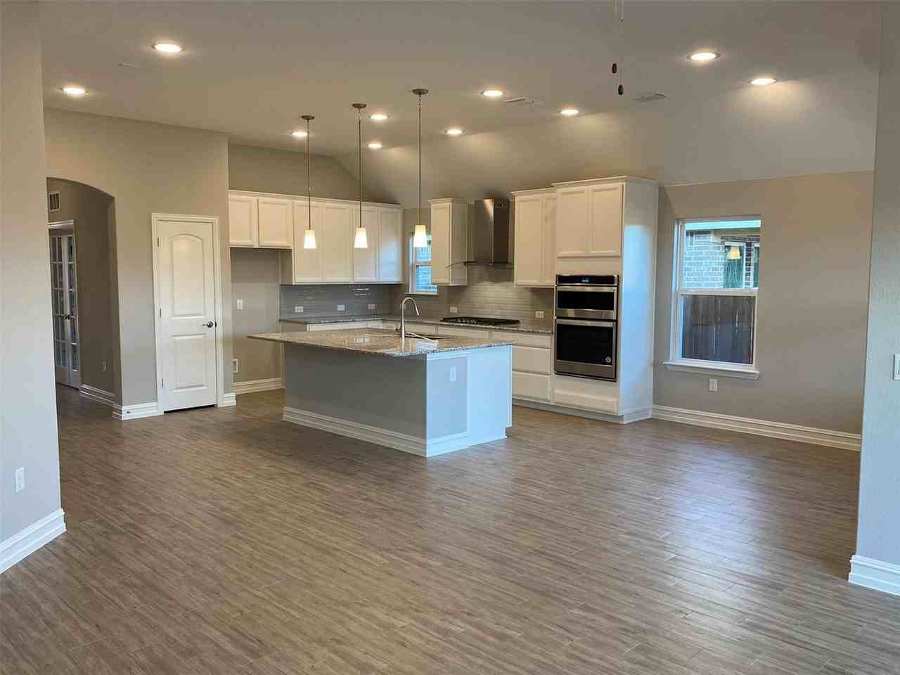 2816 Redbud Ln - Photo 4 of 31