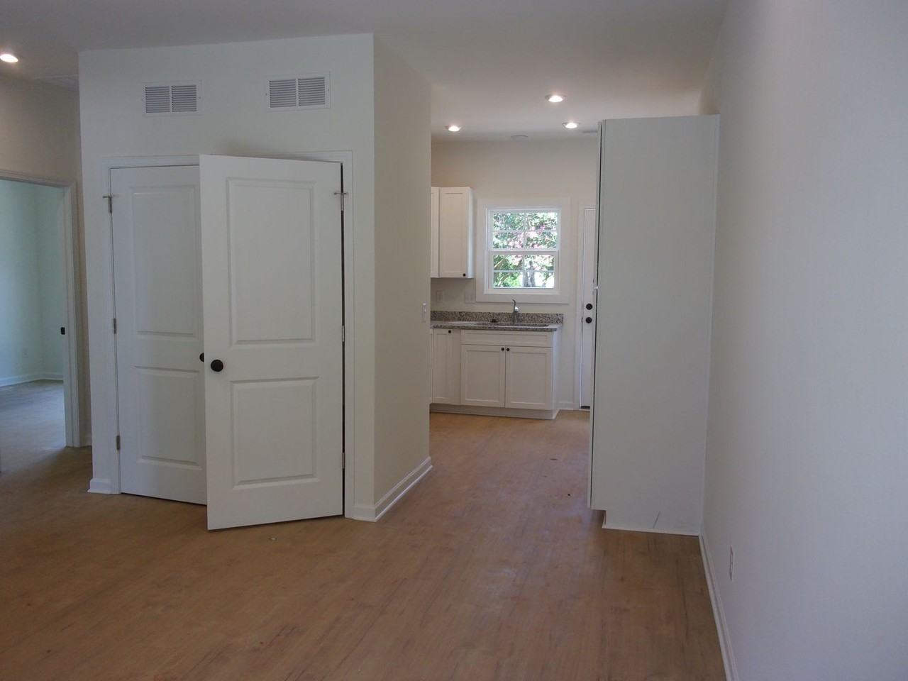 192 Long St - Photo 3 of 15