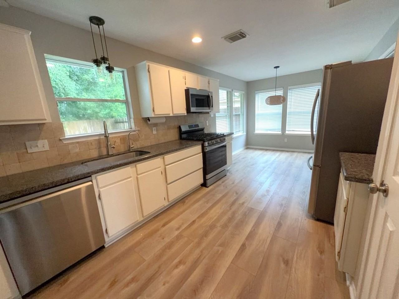 2106 Lexington Woods Dr - Photo 3 of 26