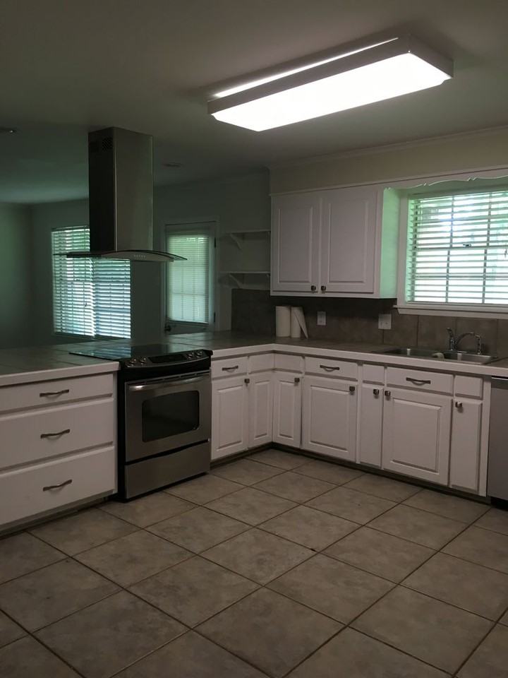 1120 Wylie Dr - Photo 4 of 13