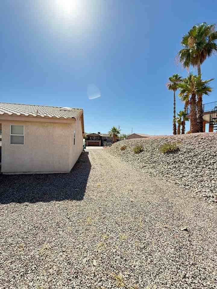 2725 Huntington Dr - Photo 2 of 17