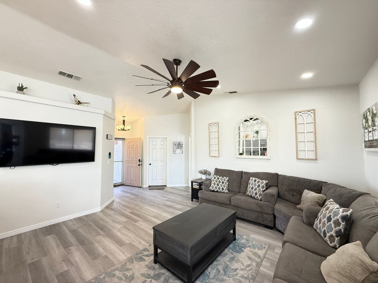 2725 Huntington Dr - Photo 3 of 17