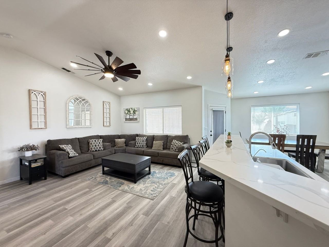 2725 Huntington Dr - Photo 4 of 17