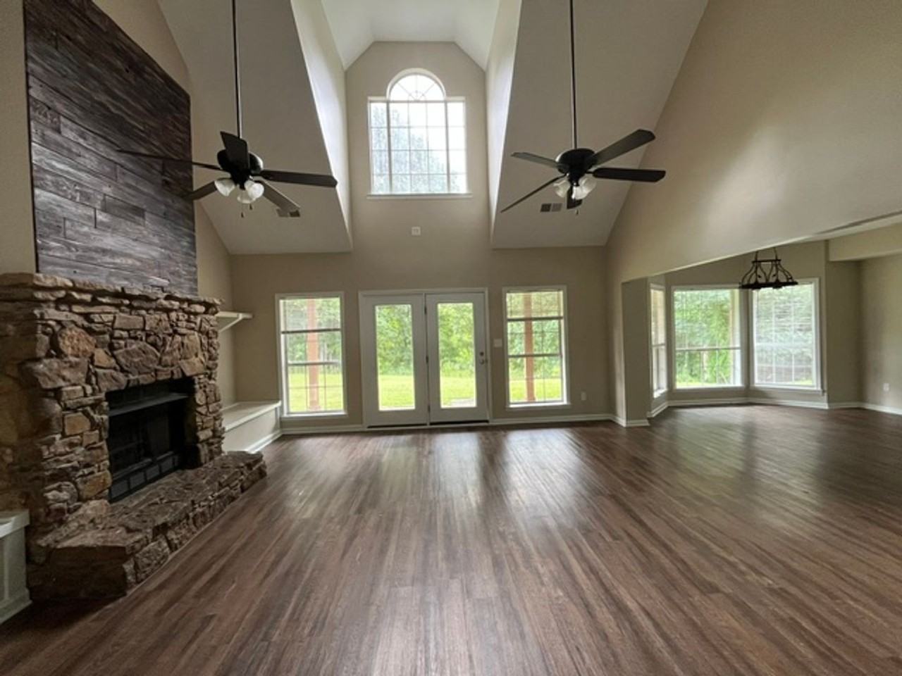 440 Blue Lake Dr - Photo 2 of 28