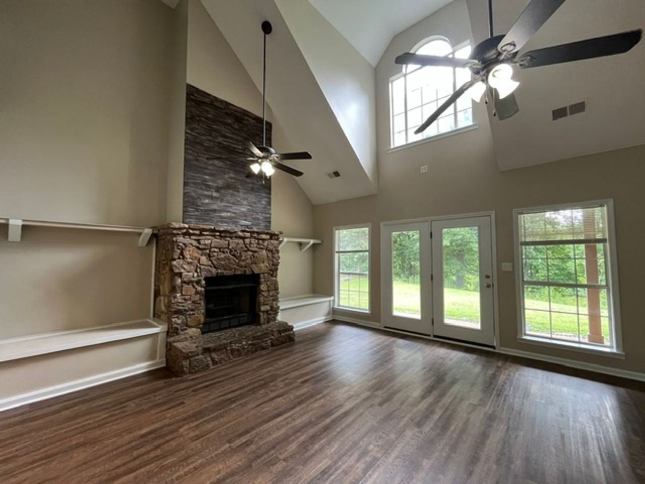 440 Blue Lake Dr - Photo 3 of 28