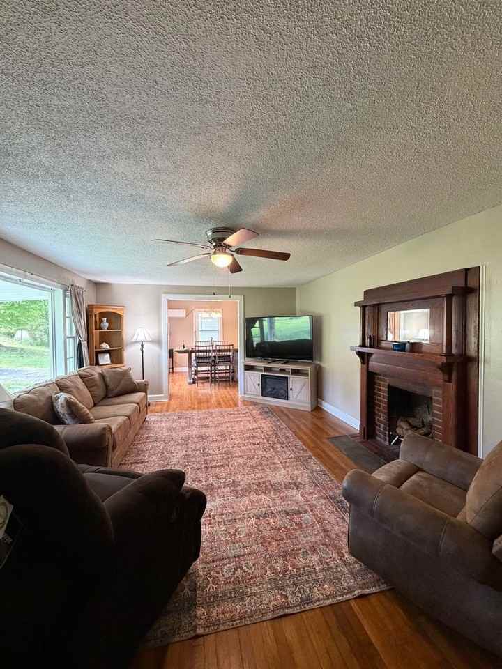 819 Summerville Rd - Photo 4 of 13