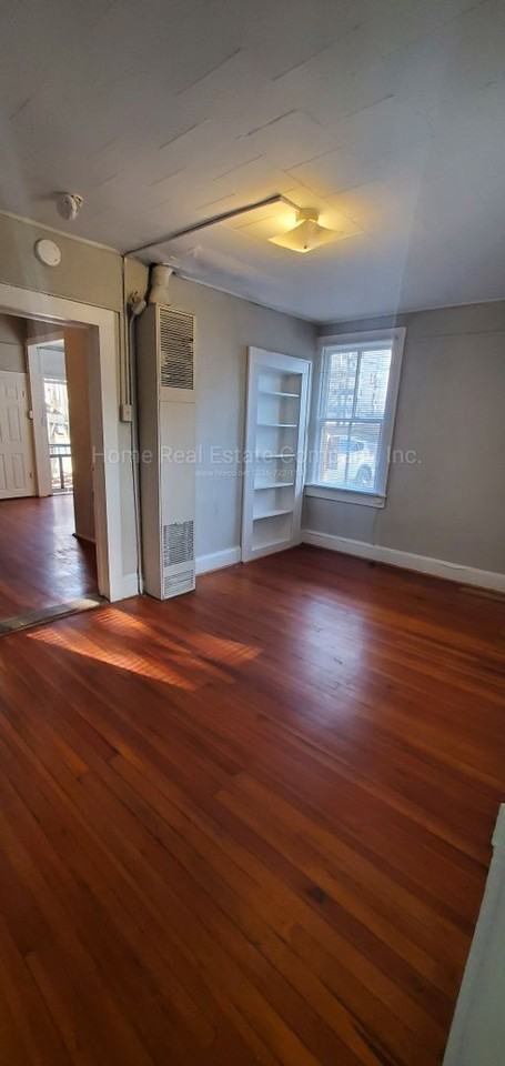 412 W 1st St #B - Photo 4 of 7