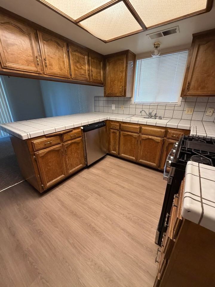 1635 E Eastbrook Ave - Photo 5 of 21