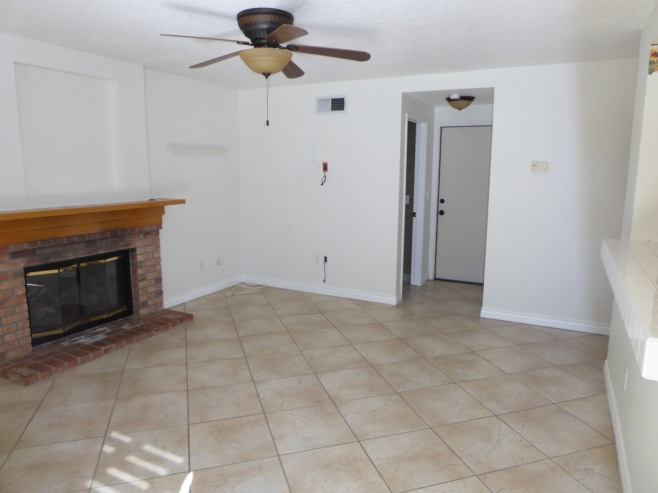 22010 Grovepark Dr - Photo 5 of 11