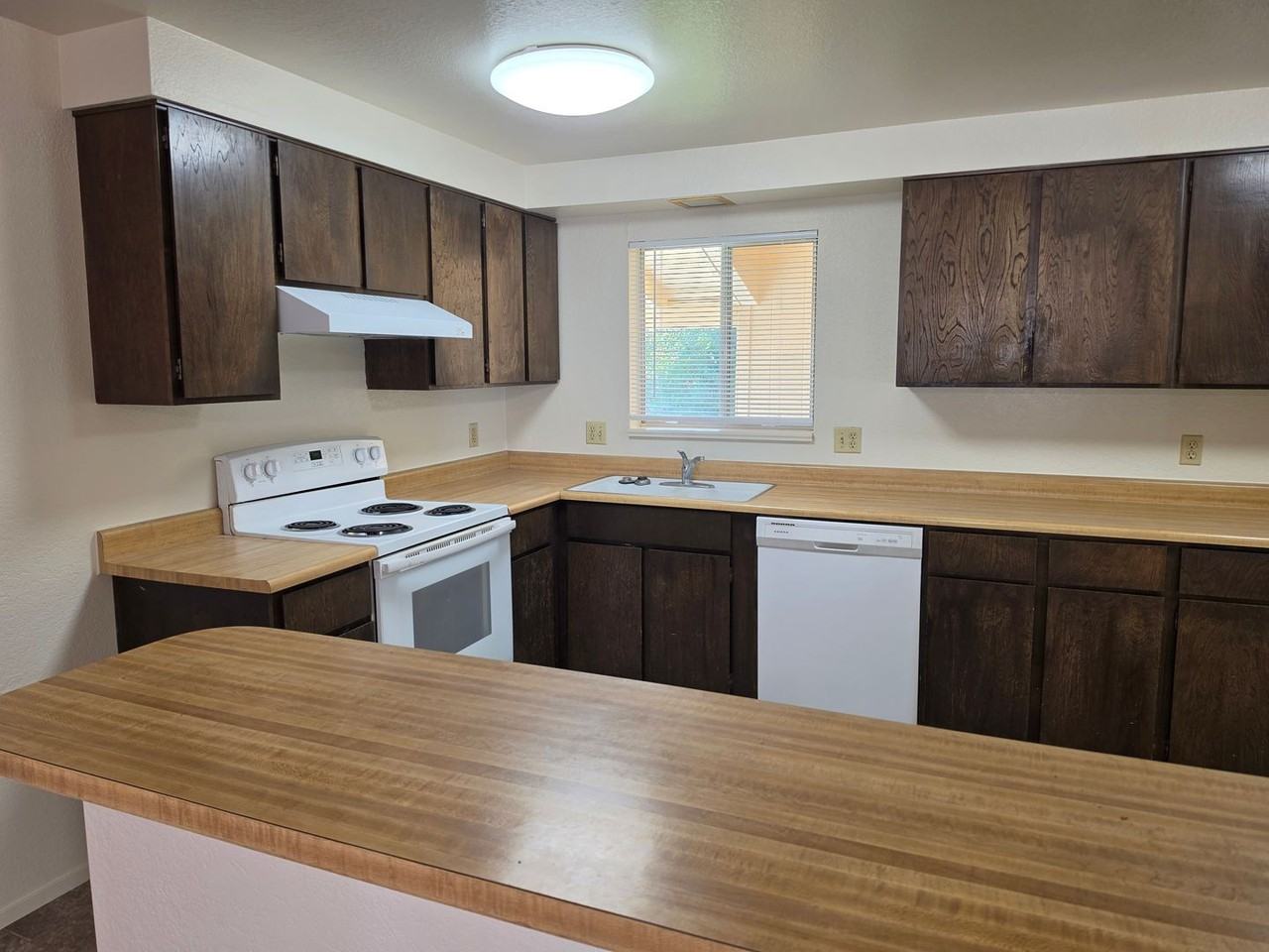 1301 Stonewall St - Photo 3 of 9