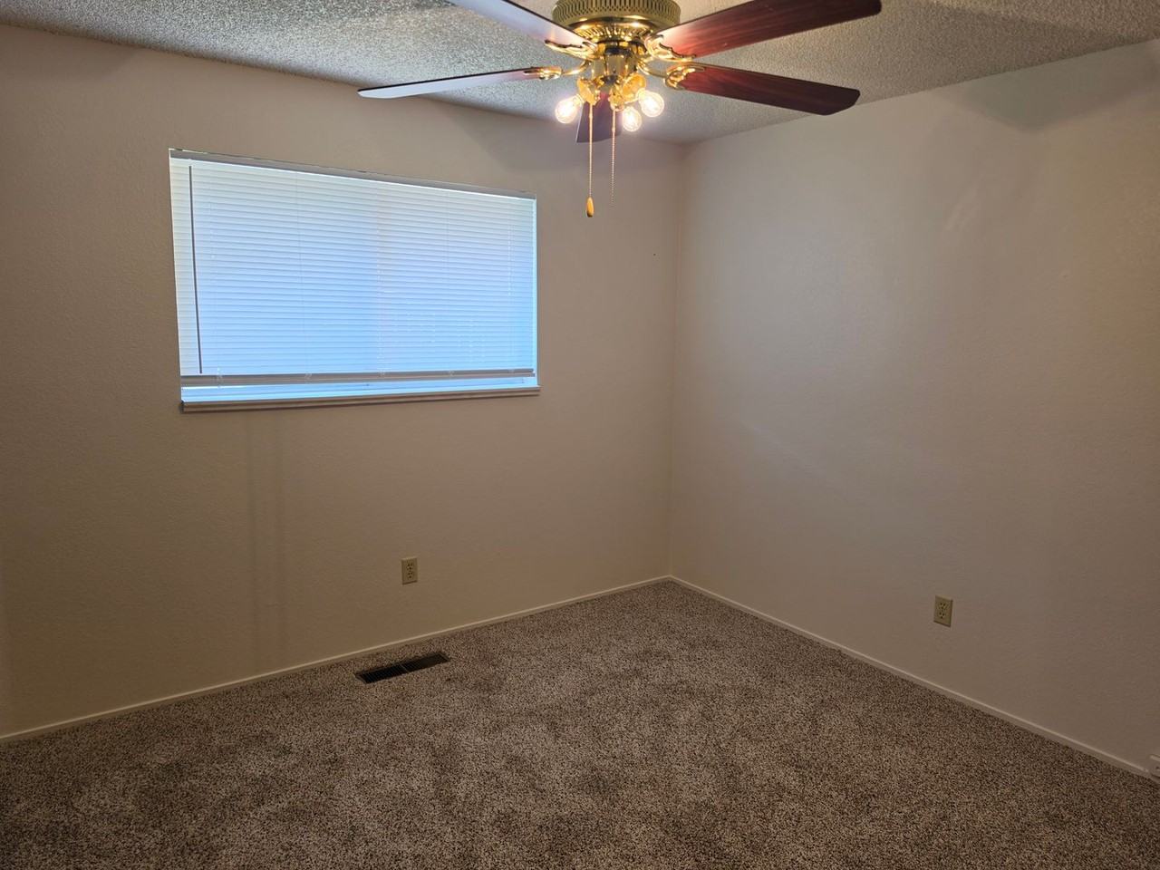 1301 Stonewall St - Photo 7 of 9