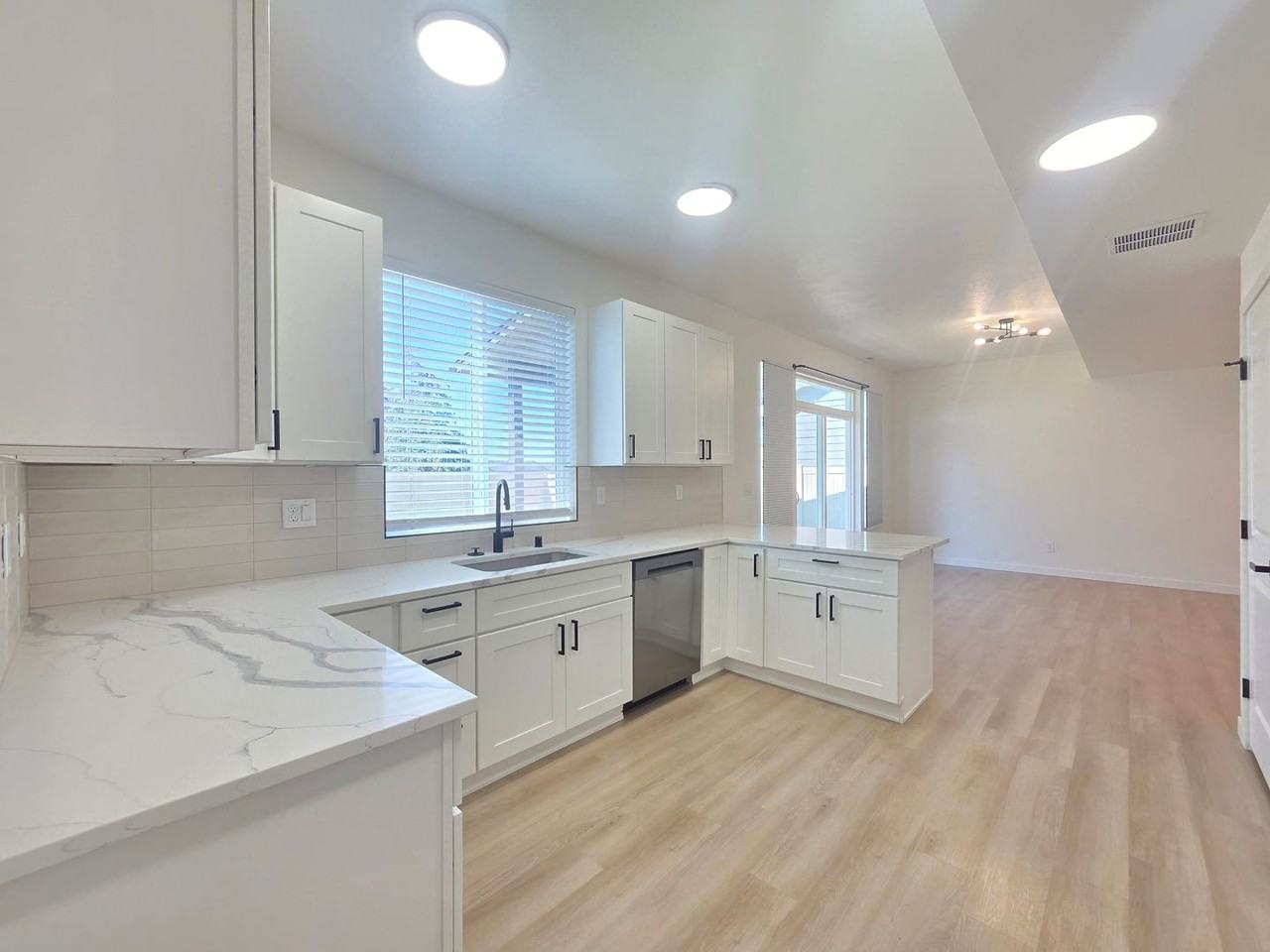 2011 W Walker Ave - Photo 3 of 41