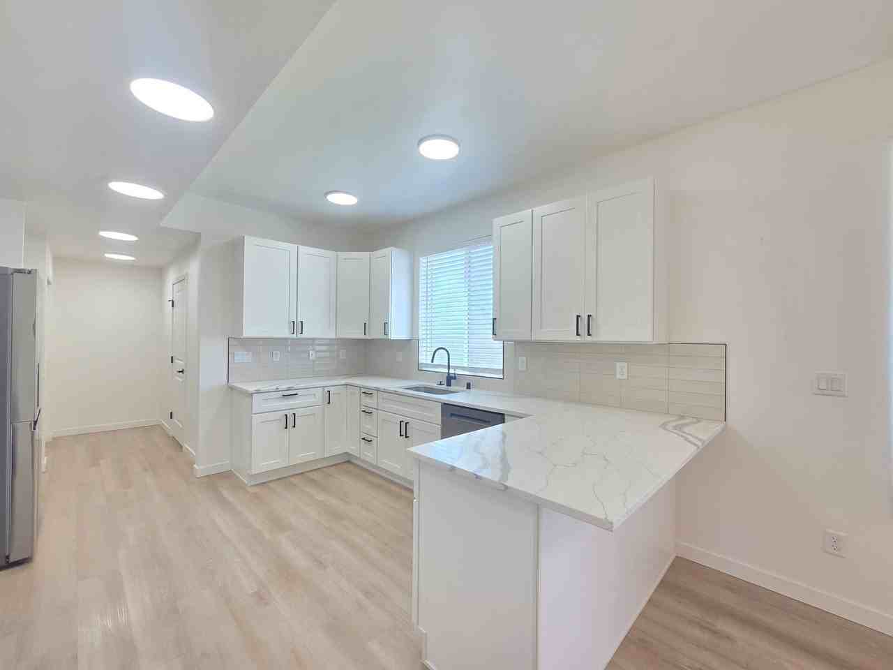 2011 W Walker Ave - Photo 4 of 41