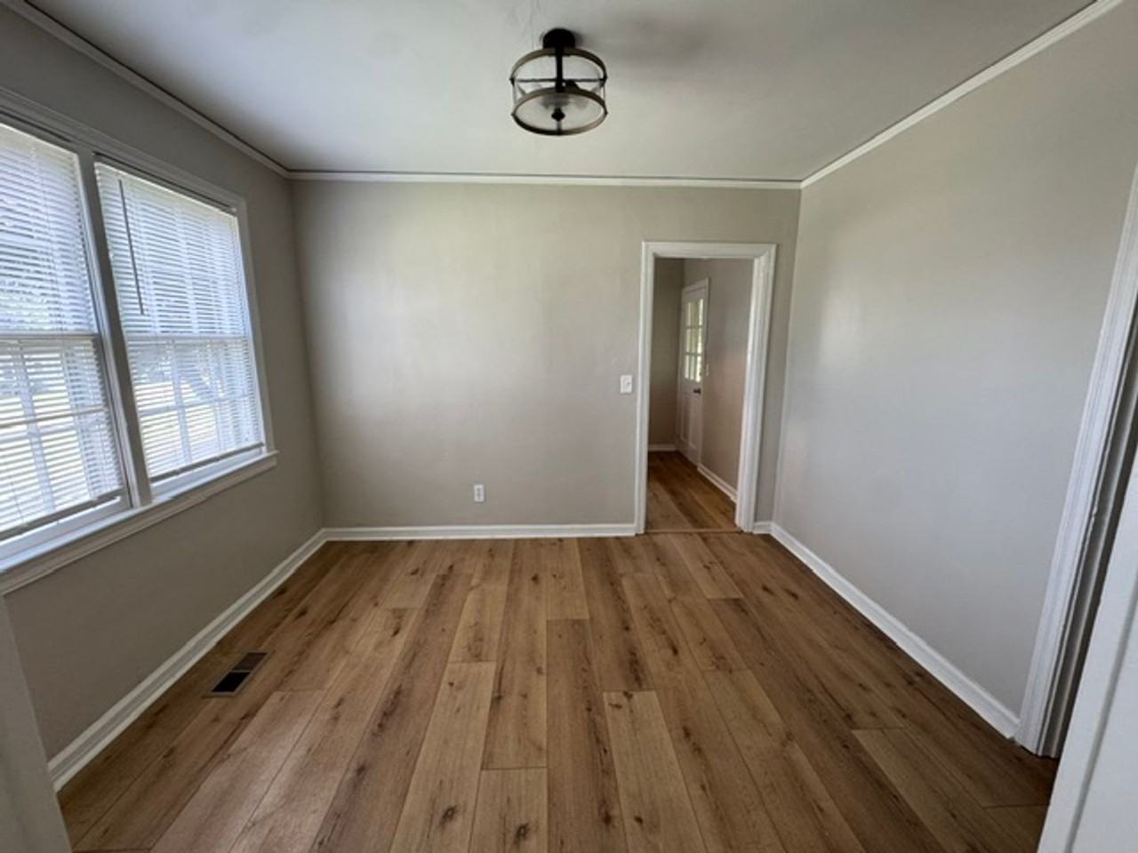 245 Beechwood Cir - Photo 4 of 12