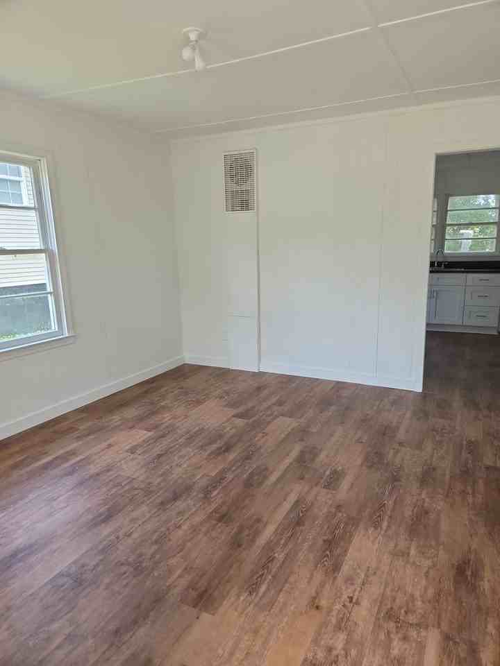 204 Thomas Ln - Photo 2 of 13