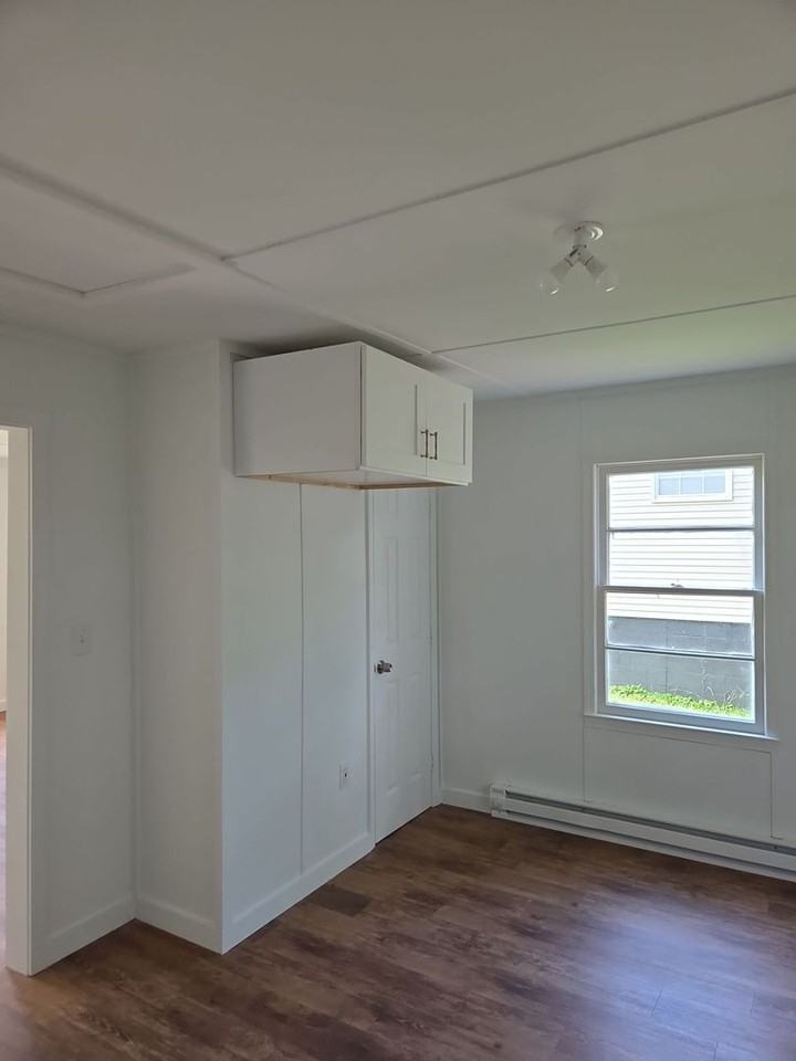 204 Thomas Ln - Photo 7 of 13
