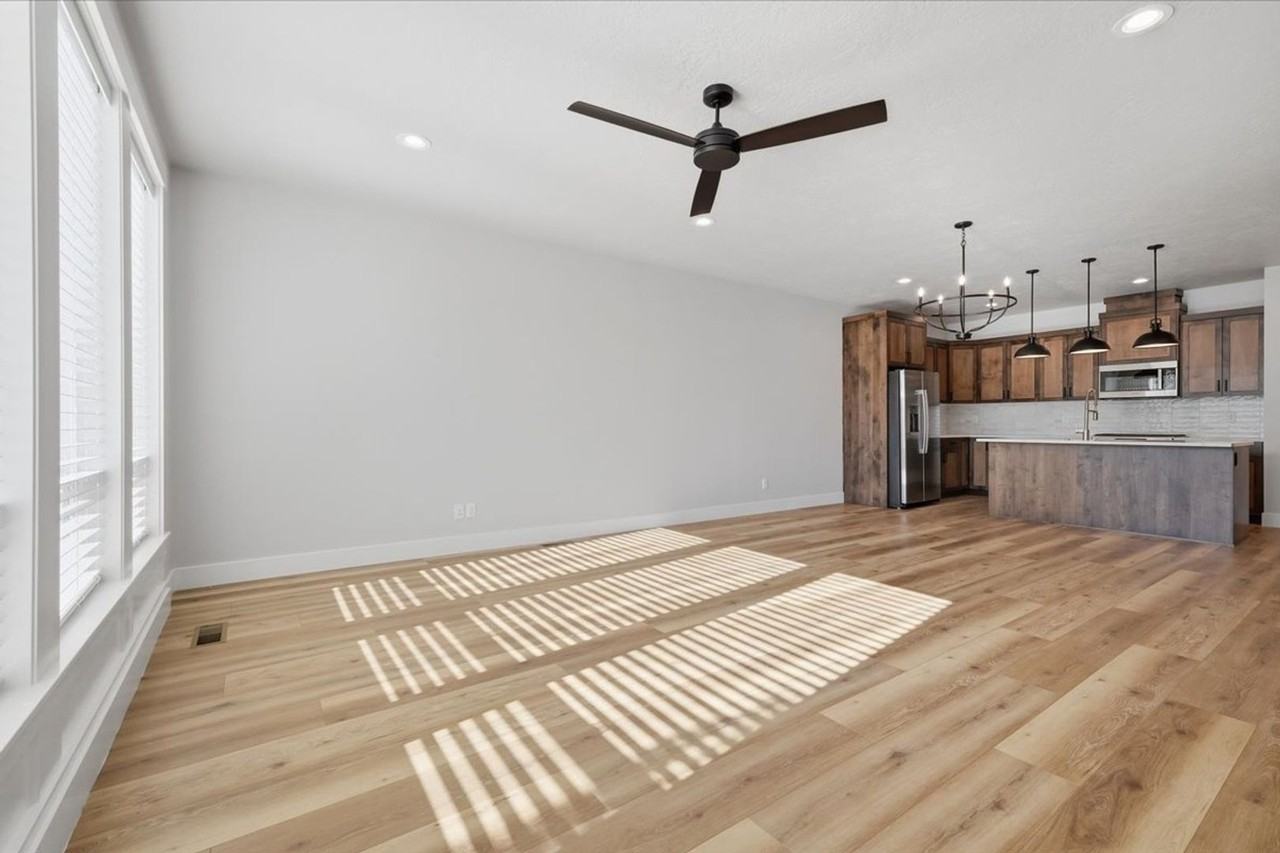 6252 N Holly Springs Ln - Photo 3 of 38