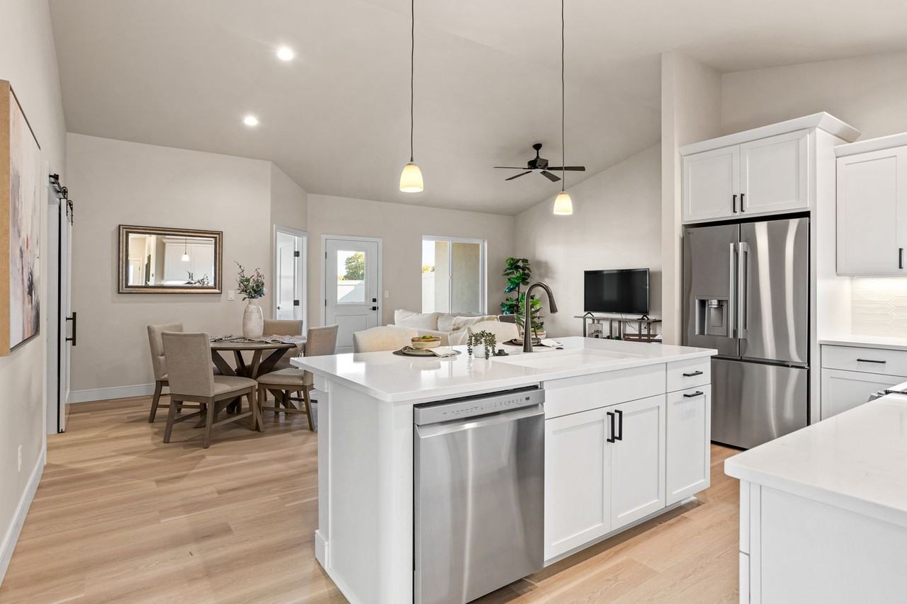 2515 S 47th Ave - Photo 3 of 24