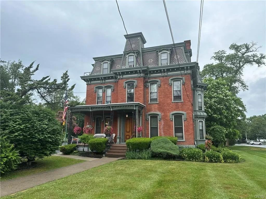 2612 Genesee St - Photo 2 of 9