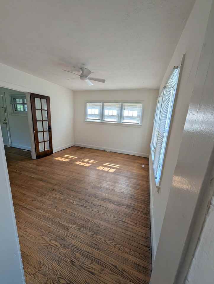 615 E 52nd St - Photo 4 of 11