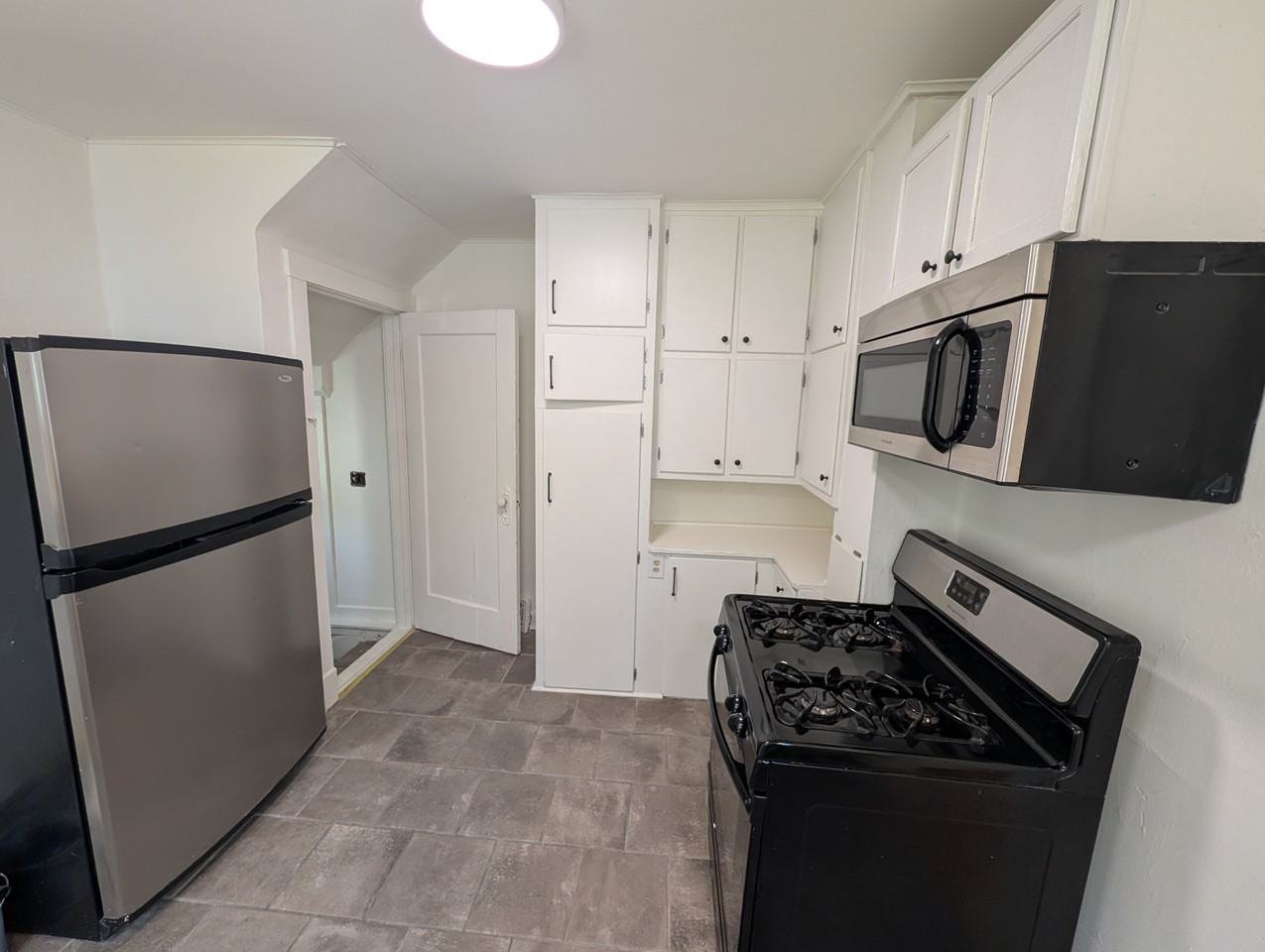 615 E 52nd St - Photo 5 of 11