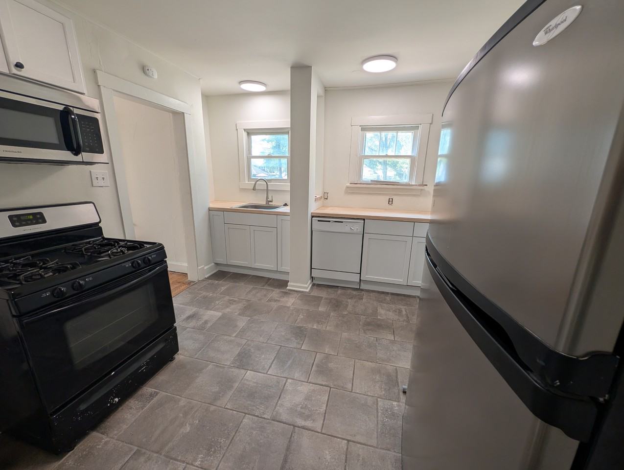 615 E 52nd St - Photo 6 of 11