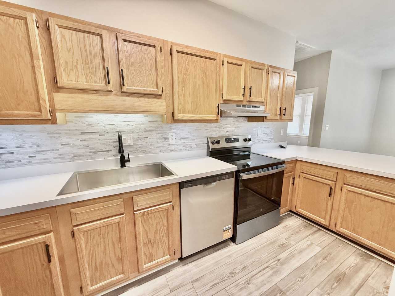 1736 Memorial Ave Sw #B - Photo 3 of 16