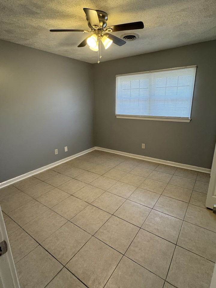 312 Upton Rd - Photo 4 of 12
