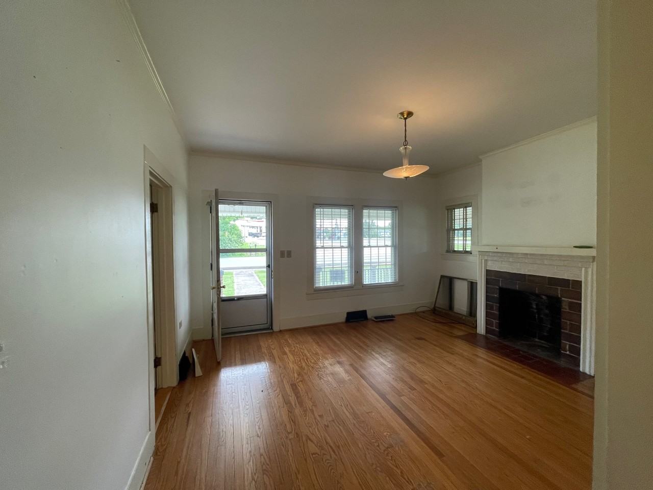 116 School St - Photo 3 of 9