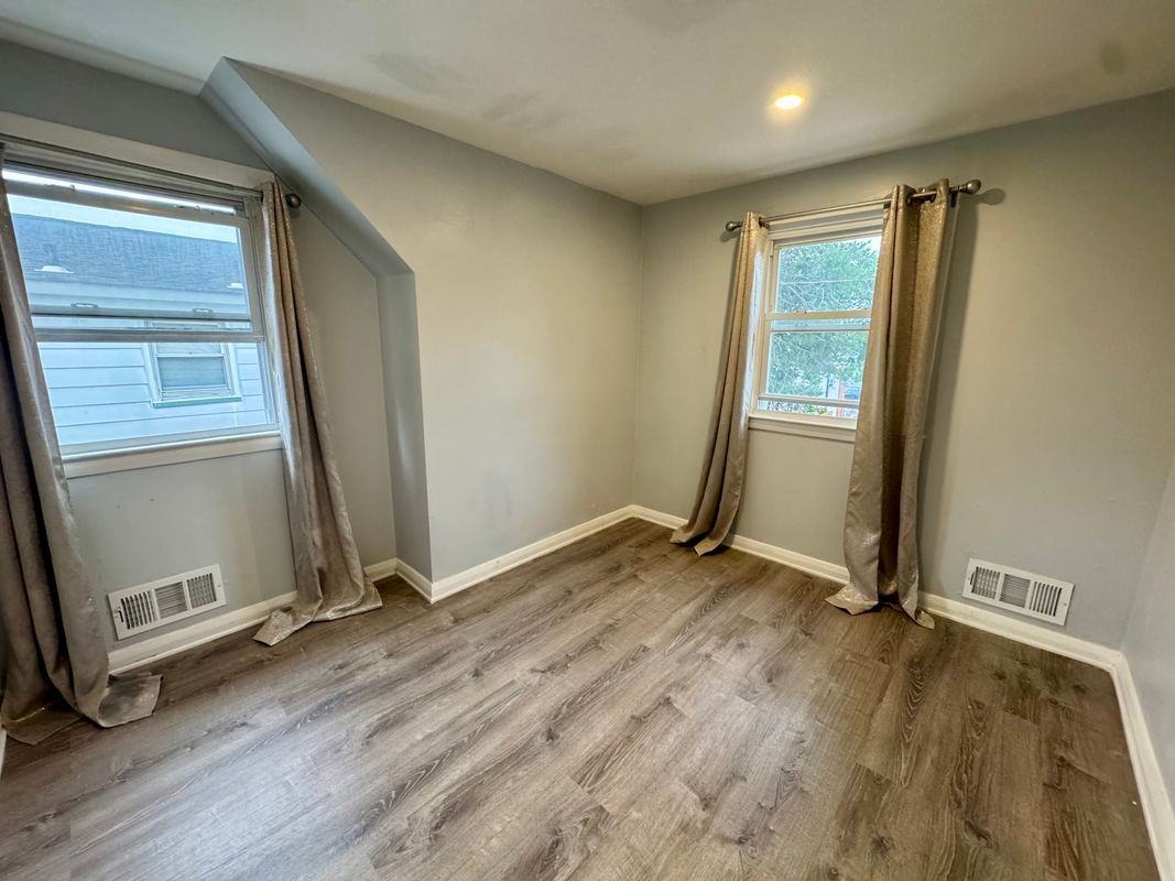 347 E 29th St - Photo 4 of 22