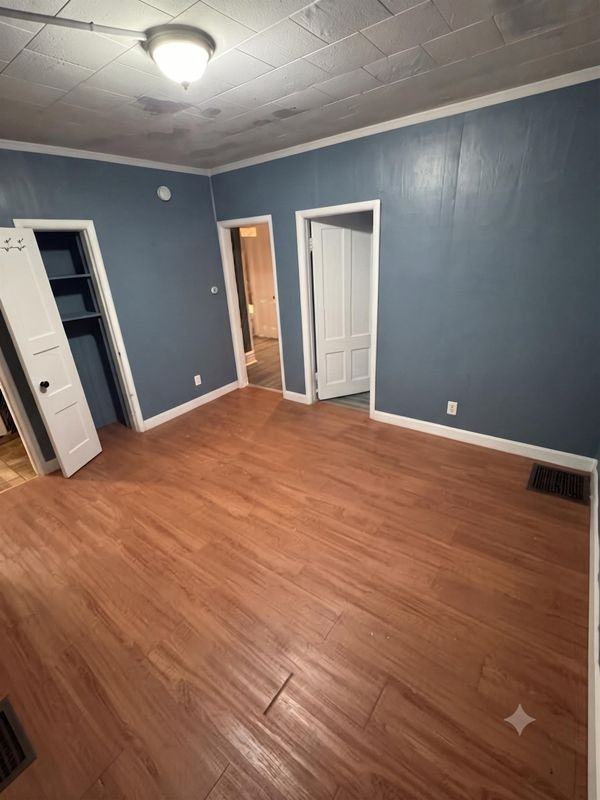 440 Laurel St - Photo 3 of 13