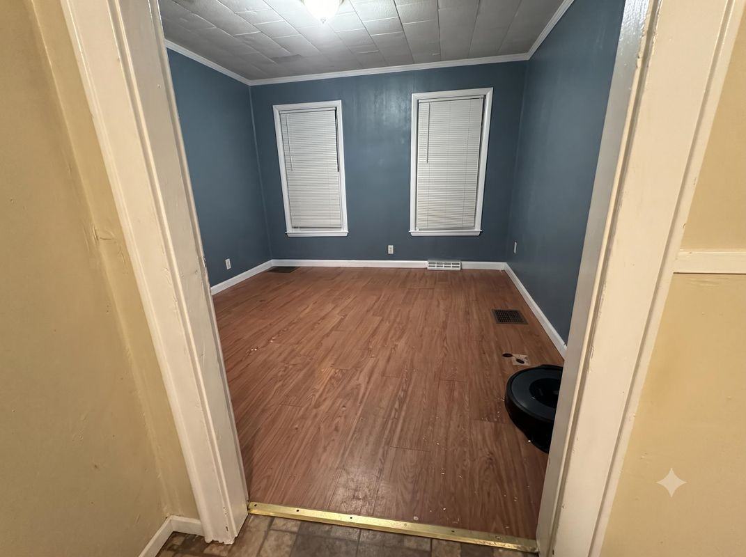 440 Laurel St - Photo 4 of 13