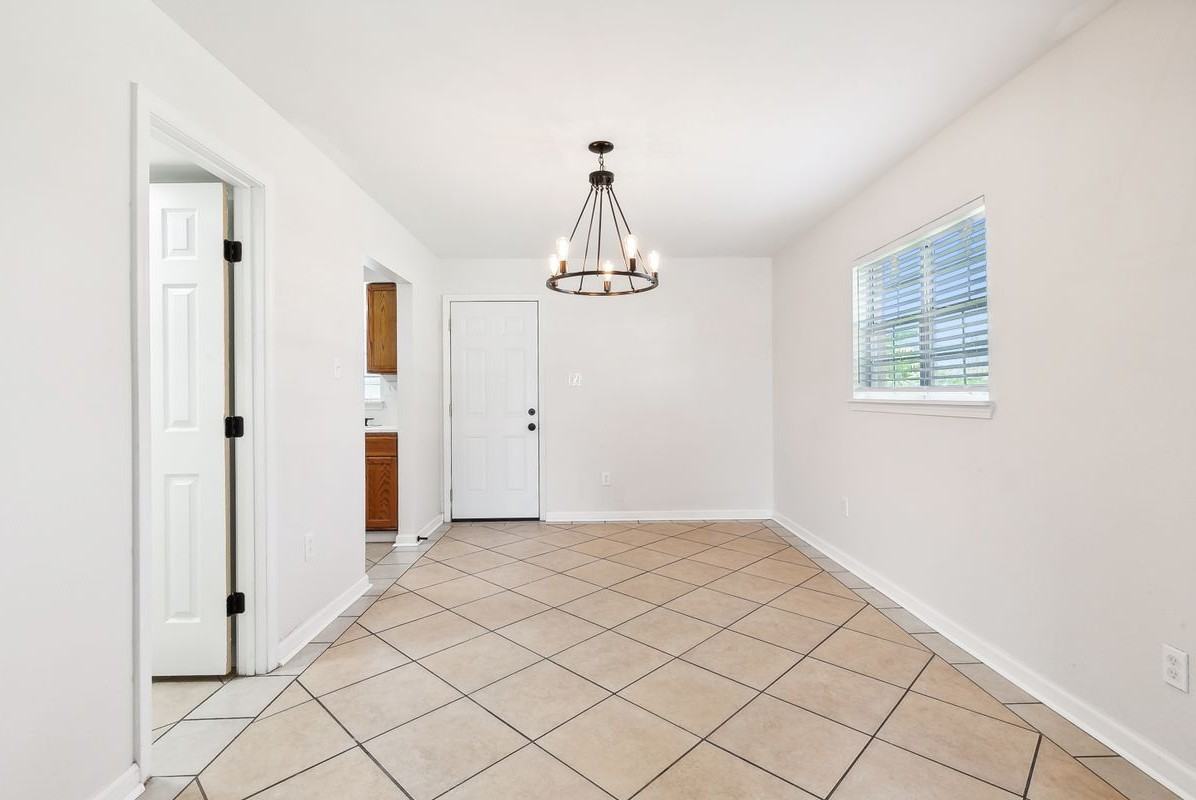 13300 Granville St - Photo 3 of 12
