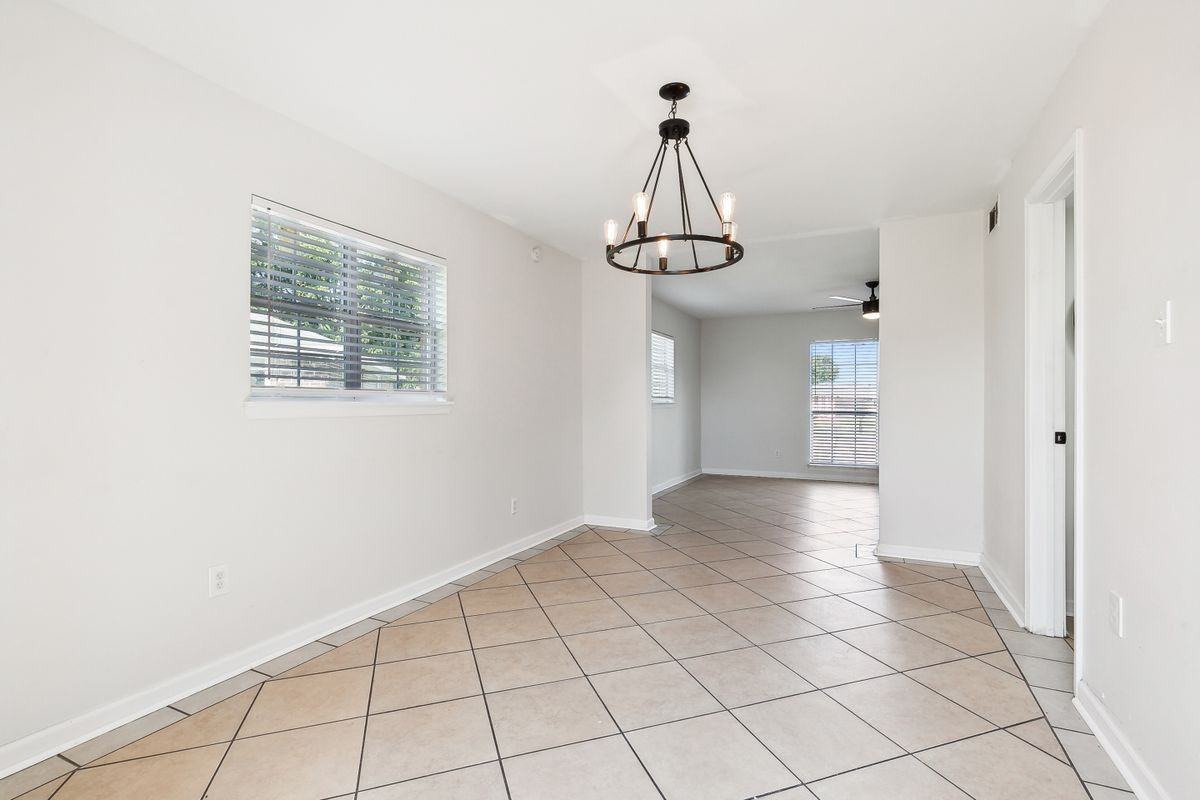 13300 Granville St - Photo 4 of 12