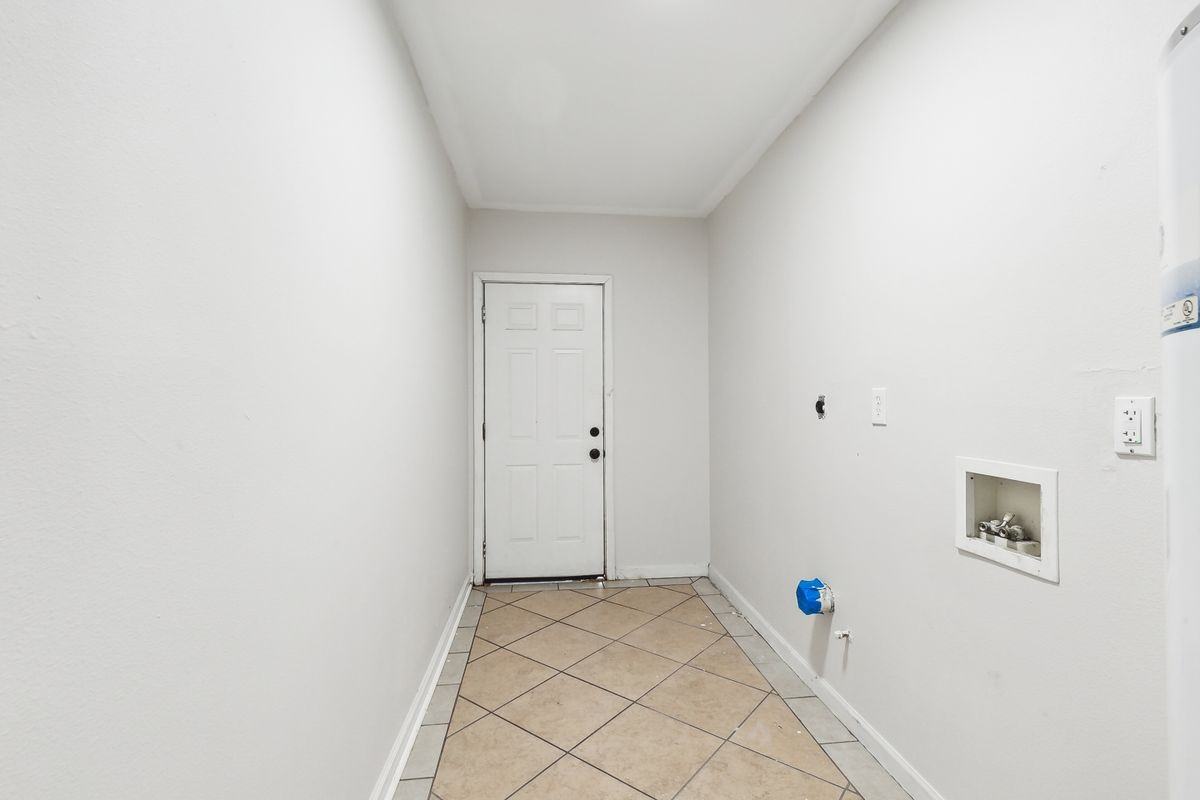 13300 Granville St - Photo 6 of 12