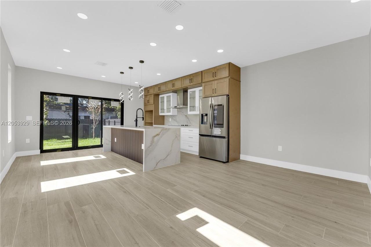 1816 Nw 49th St - Photo 4 of 37